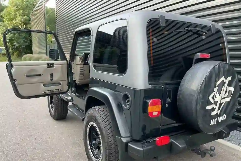 Jeep Wrangler 40i Sport à Haut Rendement0