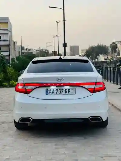 Hyundai Grandeur 2015 à Dakar - Vue 1