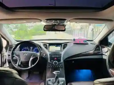 Hyundai Grandeur 2015 à Dakar - Vue 2
