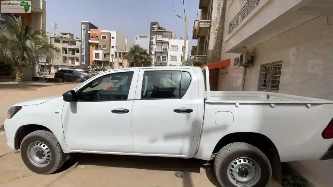 Toyota Hilux Année 2023 - Vue 2