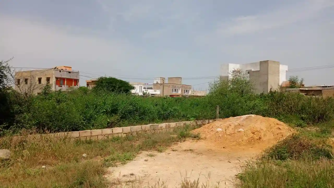 Terrain de 300 Mètres Carrés à Vendre à Saly Sénégal - Vue 1