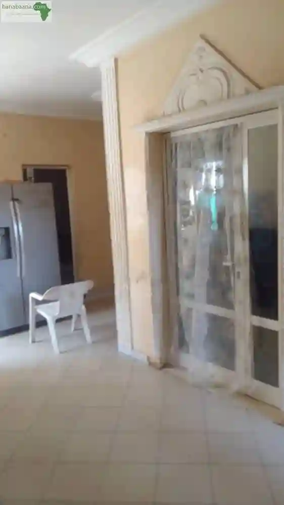 Maison de 300 Mètres Carrés à Vendre à Sa - Vue 3