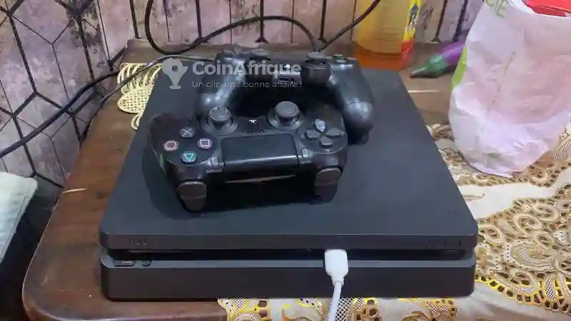 Playstation 4 Slim - Vue 1
