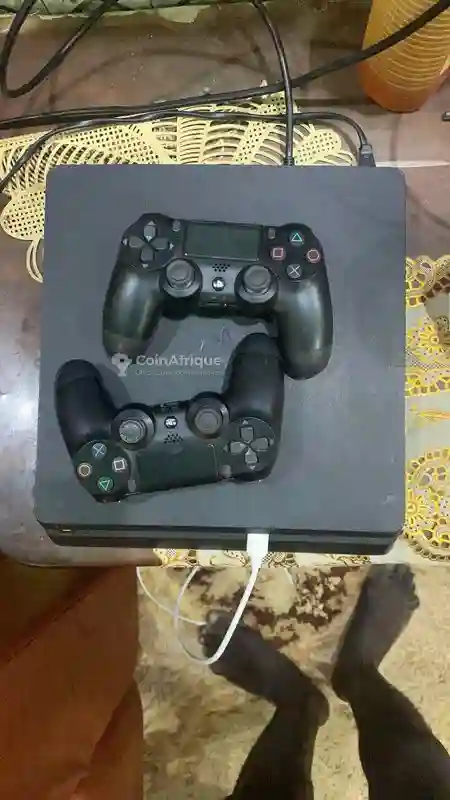 Playstation 4 Slim - Vue 2