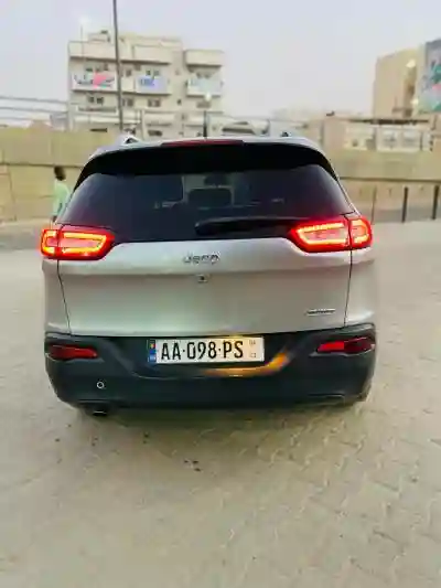 Jeep Cherokee Sport 2016 à Dakar - Vue 1