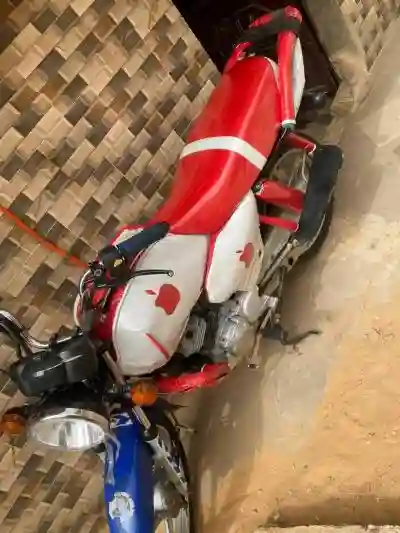 Moto TVS 2023 à Dakar - Vue 1