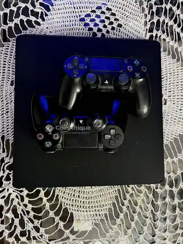 Playstation 4 Slim + 4 Jeux - Vue 1