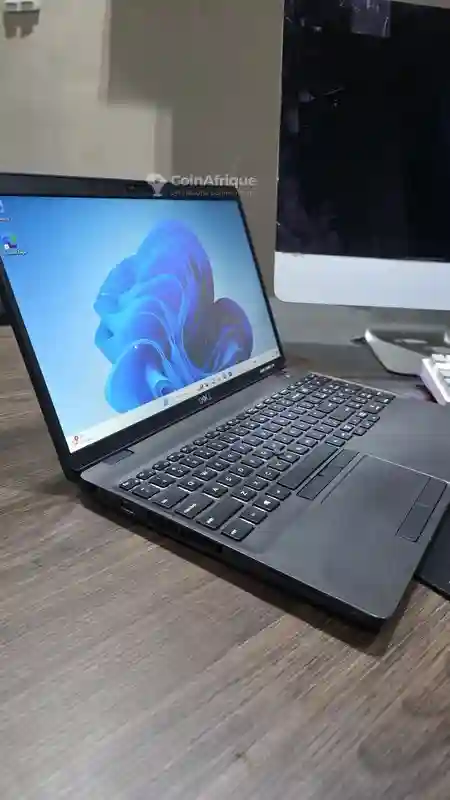 PC Dell Precision 3541 Core i9 de 9th Génération - Vue 2