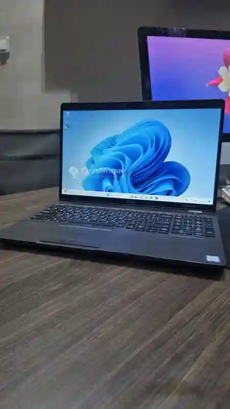 PC Dell Precision 3541 Core i9 de 9th Génération - Vue 3