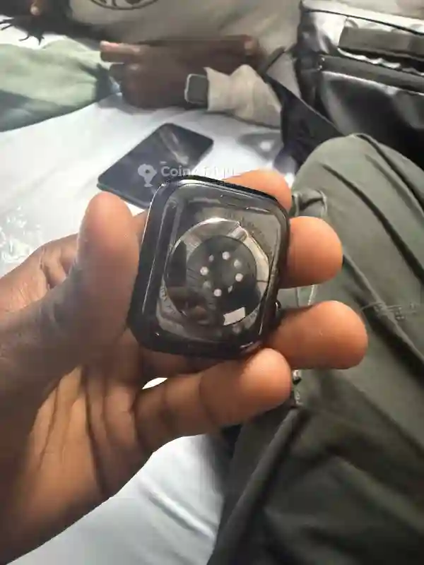 Apple Watch Série 8 45 mm - Vue 1