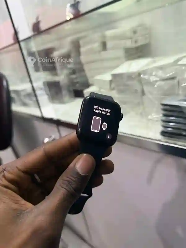 Apple Watch se 2023 44 mm - Vue 1
