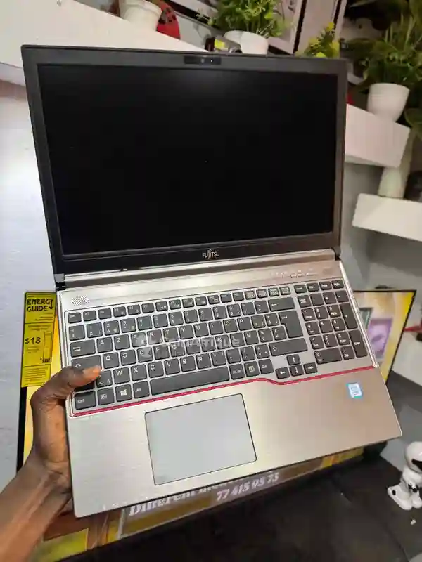 Fujitsu i5 6th 16 gb ram - Vue 3