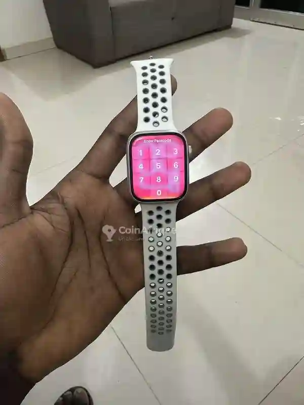 Apple Watch Série 8 45mm - Vue 1