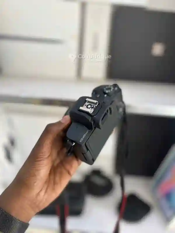 Canon M50 Mark 2 + Zoom 20mm - Vue 2