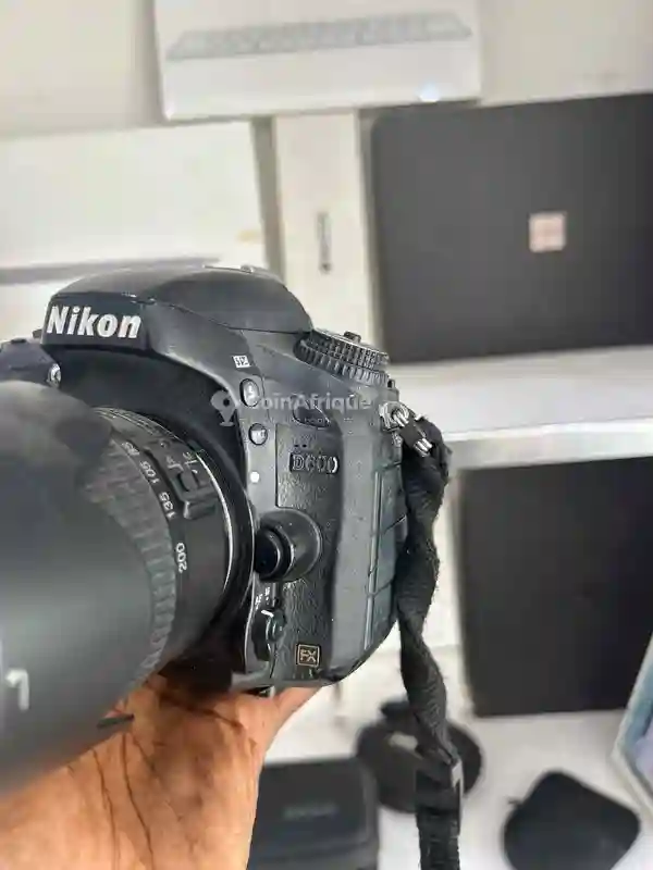 Nikon D610 - Zoom 50mm 118 g - Vue 2