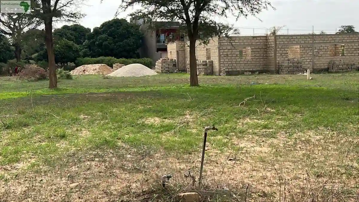 Terrain de 600 Mètres Carrés à Vendre à M