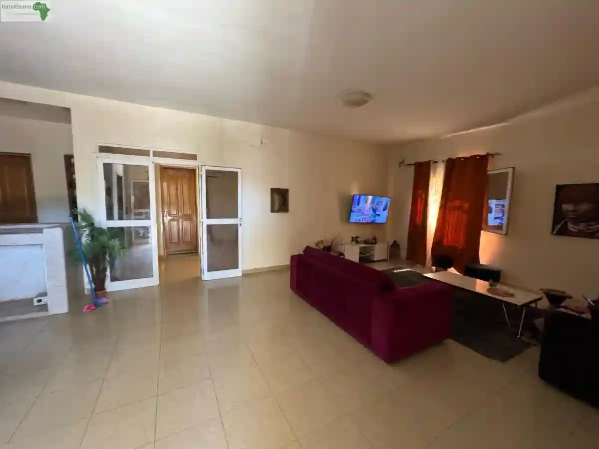 Villa de 425 Mètres Carrés à Vendre à Mbo - Vue 1