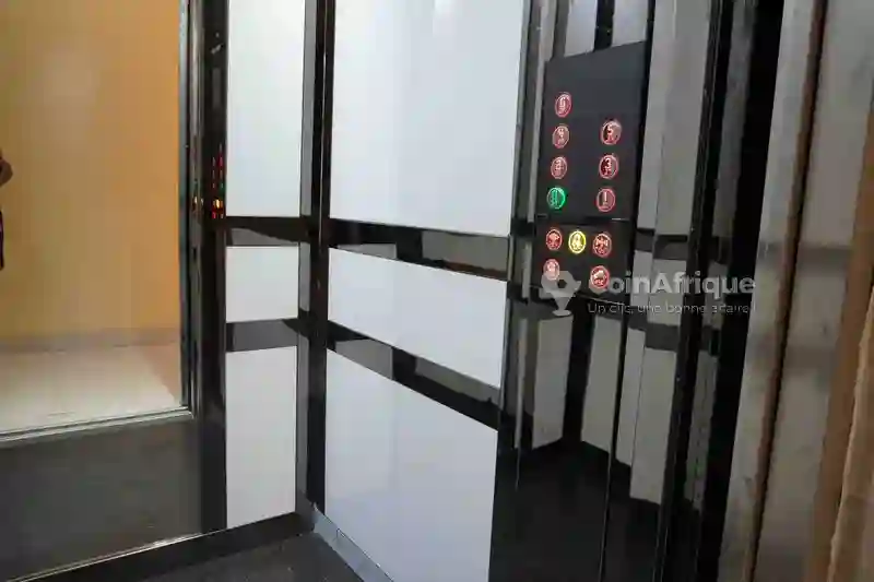 Location Bureaux et Commerces 204 m² - Point E