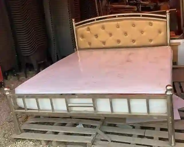 LIT CAPITONNÉ EN INOX