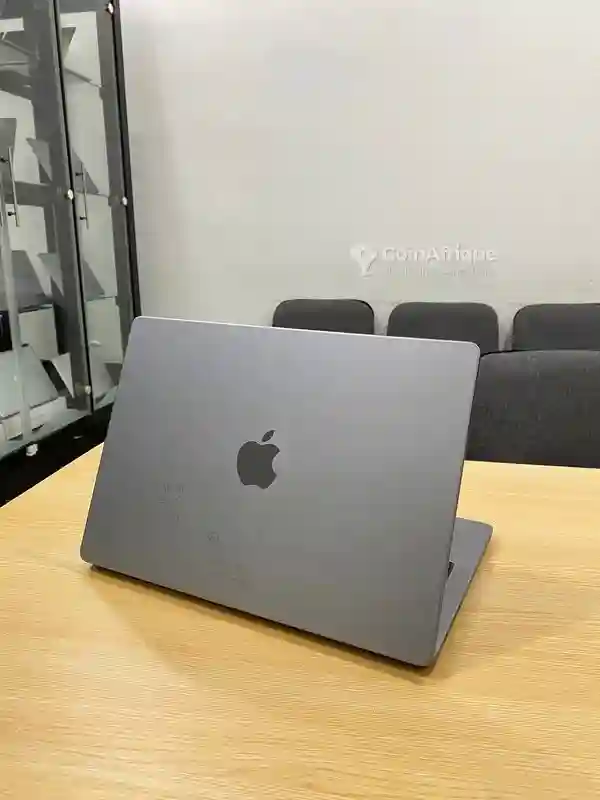 Macbook Pro m1 2021 16 Pouces Puce Apple m1 ram 32go Disque 512go - Vue 2