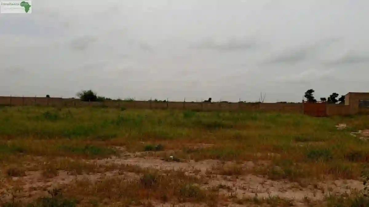 Terrains de 180 Mètres Carrés à Vendre à