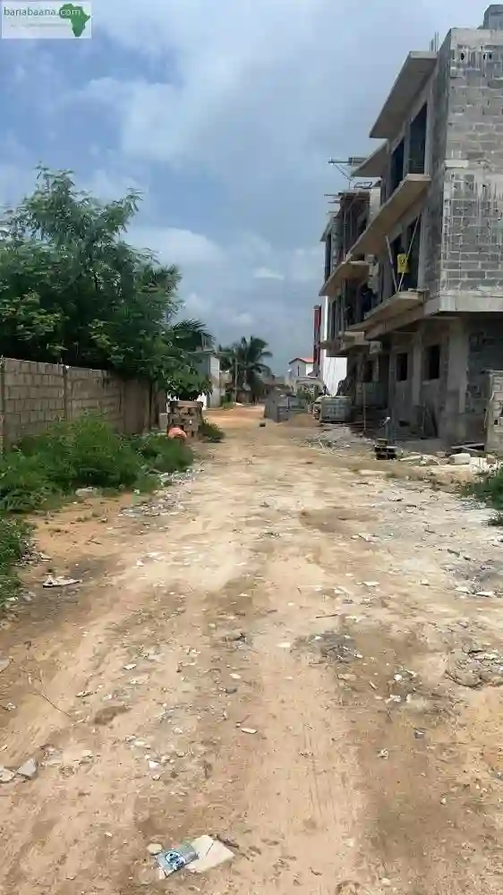 Terrain de 300 Mètres Carrés à Vendre à S