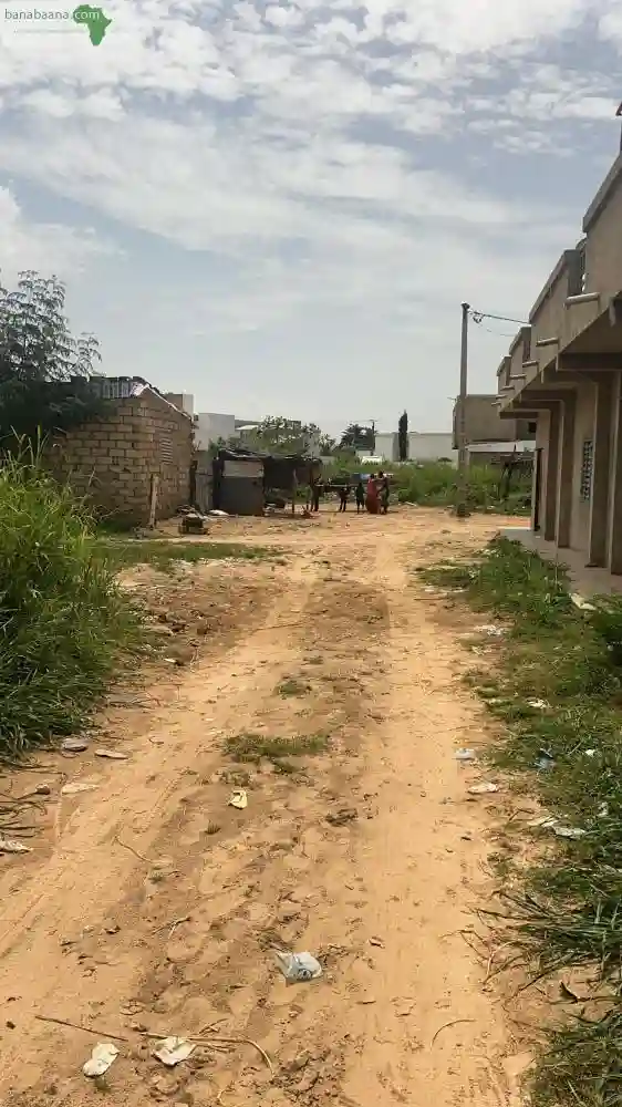 Terrain de 300 Mètres Carrés à Vendre à S - Vue 3