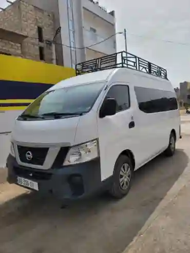 Location DE Mini BUS Nissan 12 Places - Vue 2