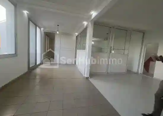 Bureau à Louer au Point E - Vue 4