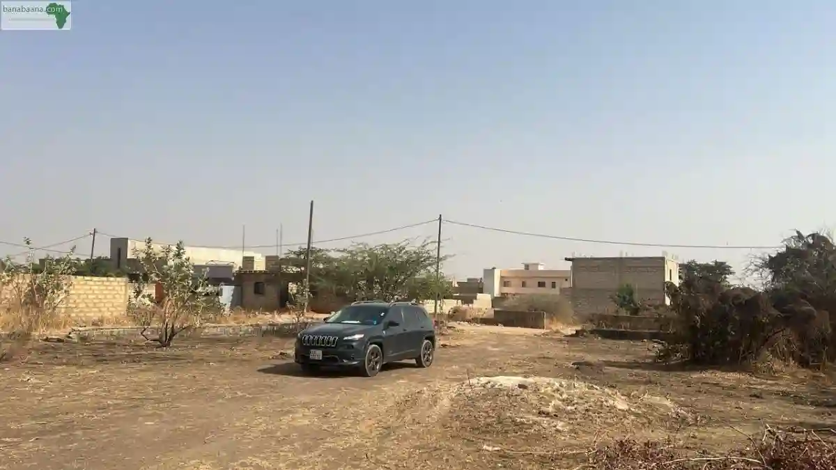 Terrain de 300 Mètres Carrés à Vendre à G - Vue 2