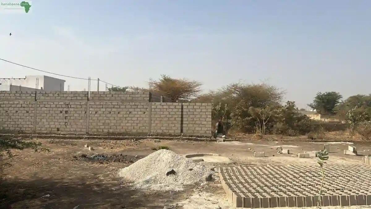 Terrain de 300 Mètres Carrés à Vendre à G - Vue 3