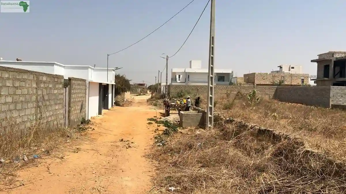 Terrain de 900 Mètres Carrés à Vendre à S - Vue 3